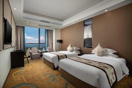 张家界张家界华美达酒店的酒店客房设有两张床和电视。