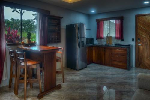 福尔图纳Conejo's Loft, River View, Full privacy and nature的厨房配有冰箱和木桌