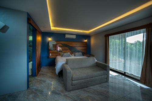福尔图纳Conejo's Loft, River View, Full privacy and nature的卧室配有床、椅子和窗户。