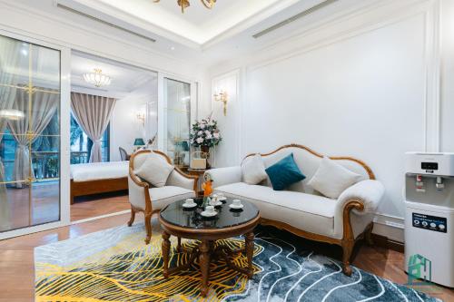 河内Paradise Suites Trich Sai的客厅配有沙发和桌子