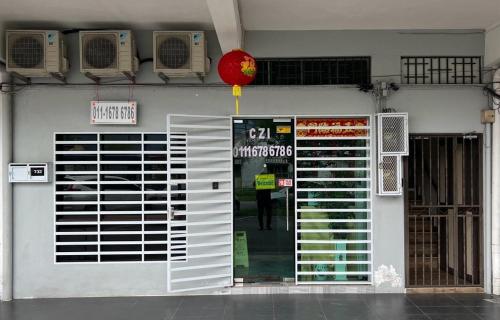 和丰西子楼 CZI Budget Hotel Sungai Siput的商店的门,上面有标志