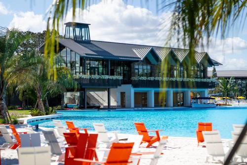 奥兰多Evermore Orlando Resort的一个带椅子和游泳池的度假村