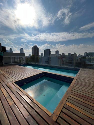 布宜诺斯艾利斯Departamento Premium en Belgrano con Pileta的建筑物屋顶上的游泳池