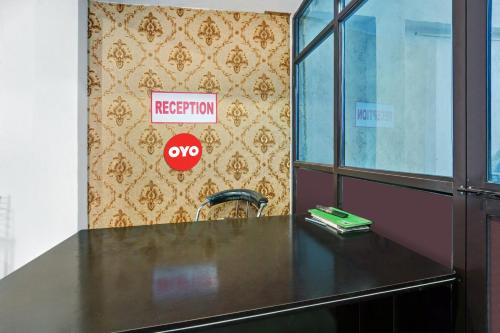 巴特那OYO Flagship YUVRAJ Hotel的墙上有拒绝标志的办公桌