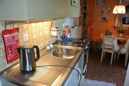 阿克斯普Chalet Huusli - b48809的厨房配有水槽和台面