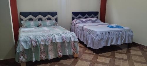 Puerto CallaoPARAISO的两张睡床彼此相邻,位于一个房间里