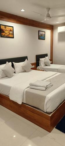 甘地讷格尔Hotel Royal Relax的配有两张大床的客房