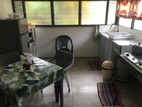 波拉波拉Iaoraboraborahouse TEREIA的厨房配有桌子和桌椅