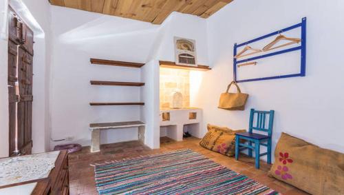 奥良卡萨莱万特度假屋的一间带楼梯和椅子的客厅