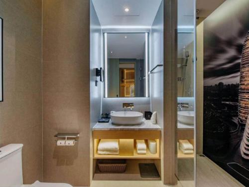 重庆丽柏酒店重庆悦来国博会展中心店的浴室设有2个水槽和镜子