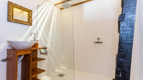 奥良卡萨莱万特度假屋的一间带水槽和淋浴的浴室