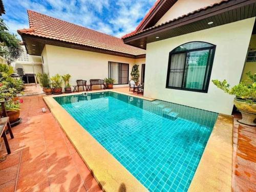 乔木提恩海滩Bali Style Luxury View Talay POOL VILLA close to Beach & Walking Street!的房屋前的游泳池