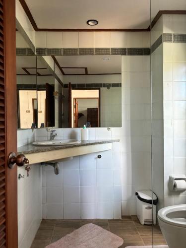苏梅岛Grand view @lamaibeach的一间带水槽、卫生间和镜子的浴室