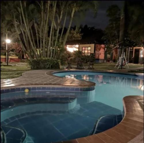蒙特内哥罗Alojamiento rural finca estrella del Quindío的夜间在院子里的游泳池