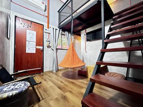 丹绒武雅Ardour Lodge "A" Wing的客房设有楼梯和双层床。