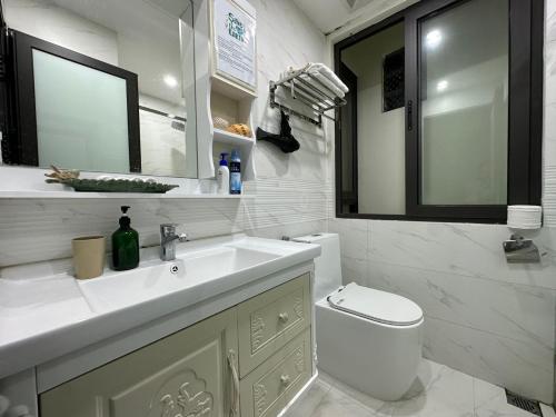 河内Dahlia Homestay Tay Ho的白色的浴室设有水槽和卫生间。