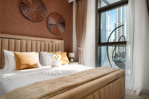迪拜Sky-High Central Dubai Gem: Burj Khalifa & Fountain View的一间卧室设有一张大床和大窗户