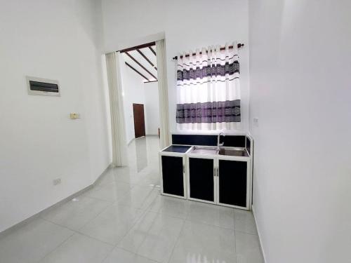 拉夏吉里雅Comfortable Stay in Colombo的白色的客房设有水槽和镜子