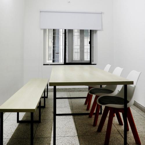 达卡Yess by bti - Male Hostel的一间带桌椅的用餐室