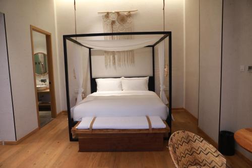上海上海浦东机场幔麓酒店·宠物友好的一间卧室配有一张带天蓬的床