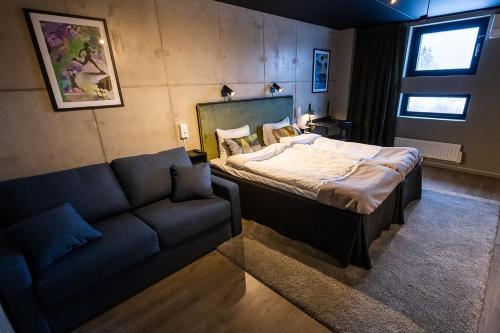 米约尔比Playhotel的一间卧室配有一张床和一张沙发