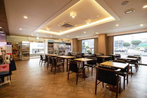 水原市Browndot Suwon cityhall的餐厅内带桌椅的用餐室