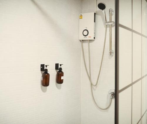 曼谷Private Full-Floor Spacious 5BR in China Town的带淋浴和肥皂机的浴室