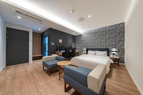 水原市Browndot Suwon cityhall的配有一张床和一张书桌的酒店客房