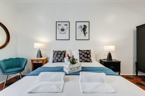 罗马Klioos Apartment Testaccio的一间卧室配有一张床和一张蓝色椅子