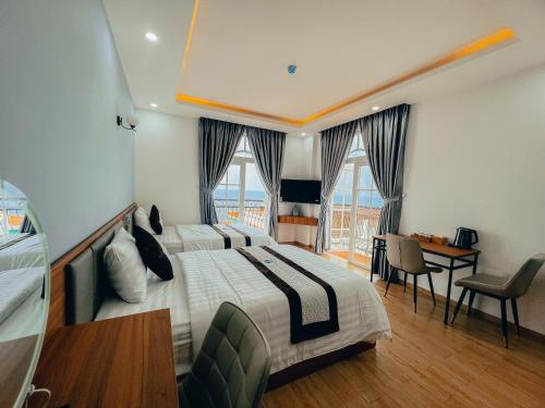富国Labe Hotel Phú Quốc - Sunset Town - Địa Trung Hải的酒店客房设有一张大床和一张书桌。