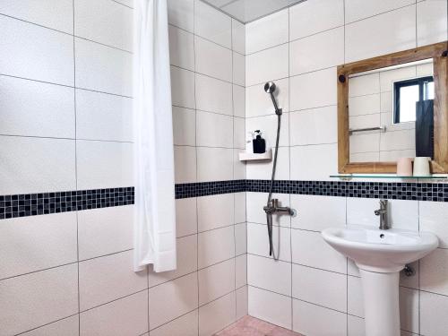 满洲乡Say Hi B&B的白色的浴室设有水槽和镜子