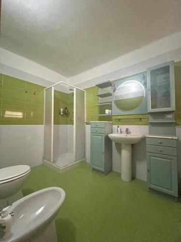 TrepuzziSalento b&b Trepuzzi的浴室配有卫生间、盥洗盆和淋浴。