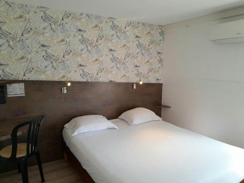 纳博讷纳博讷法斯特酒店的一间卧室配有一张床、一张桌子和一面墙