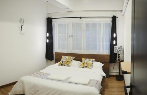 曼谷Hidden Gems in China town, 2BR的一间卧室设有一张床和一个窗口