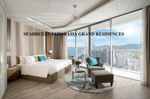 芽庄SeaBreeze Panorama Grand Residences的一间卧室设有一张床和一个大窗户