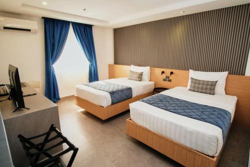 马里韦莱斯Casa Veles Hotel的酒店客房设有两张床和电视。