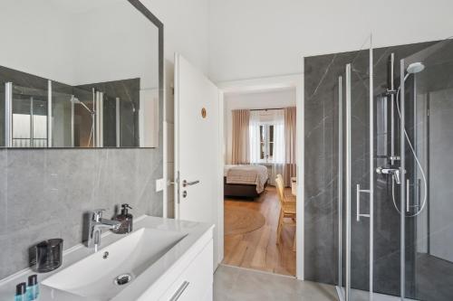 明登"Harmonie Hütte" warmherzig eingerichtetes und ruhig gelegenes Appartement!的一间带水槽和淋浴的浴室