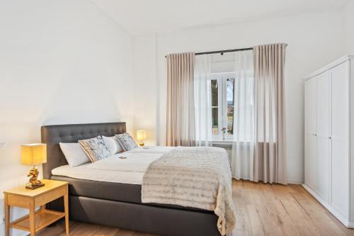 明登"Harmonie Hütte" warmherzig eingerichtetes und ruhig gelegenes Appartement!的一间卧室设有一张大床和一个窗户。