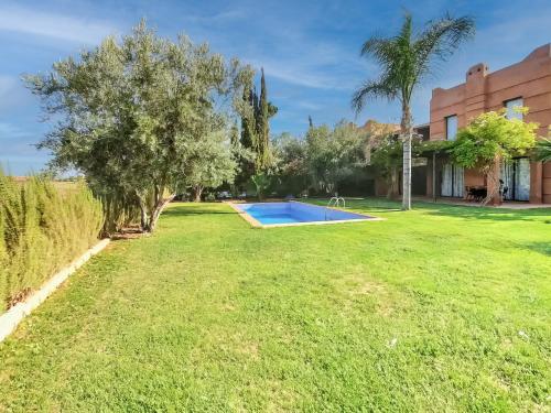 马拉喀什Exquisite Luxury Villa Golf的一个带游泳池和房子的庭院