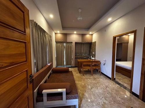 塞勒姆GK Homestays - Luxurious Furnished Apartment的客房设有书桌、床和门