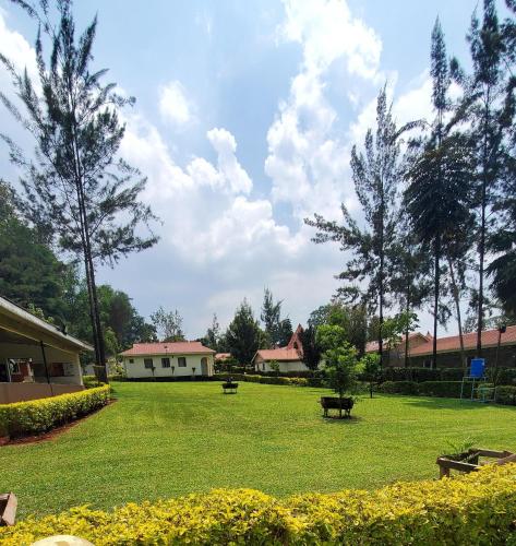 基塔莱Le-voyage Resort Kitale的田间中带长凳的公园