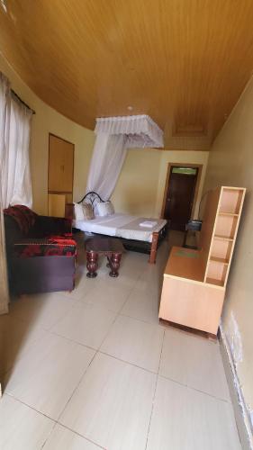 基塔莱Le-voyage Resort Kitale的客厅配有床和沙发