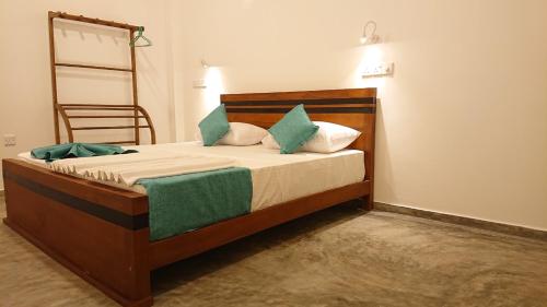 韦利格默Green View Weligama的一间卧室配有一张带绿色枕头的木床。