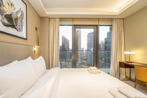 迪拜Vacay Lettings Luxury Living Address Opera Downtown的一间卧室设有一张大床和一个大窗户