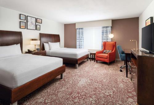 埃尔帕索埃尔帕索机场希尔顿花园酒店的酒店客房配有两张床和一张书桌