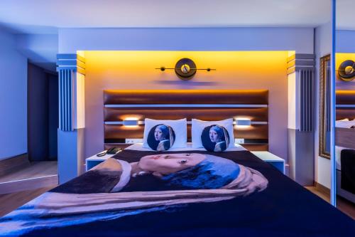 伊斯坦布尔Gallery Residence & Hotel Nişantaşı的一张大床,上面有一张两人的照片