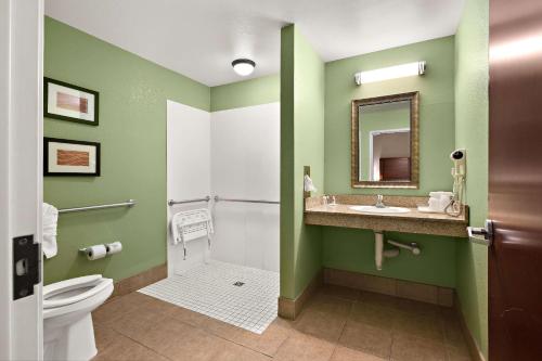Saint RoseComfort Inn New Orleans Airport South的一间带卫生间、水槽和镜子的浴室