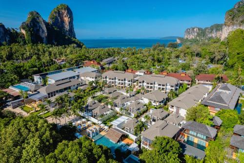 莱利海滩Bhu Nga Thani Resort & Villas Railay的享有度假胜地的空中美景和山景