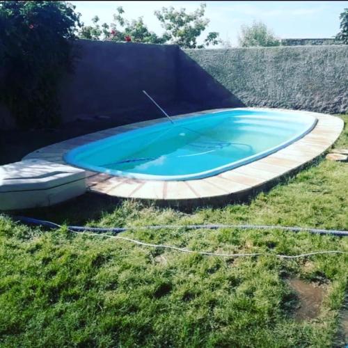 拉里奥哈Hause la rioja的院子里的大型蓝色游泳池