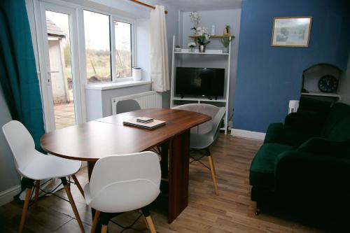 ColneyColney Lane Lodge的客厅配有桌子和沙发